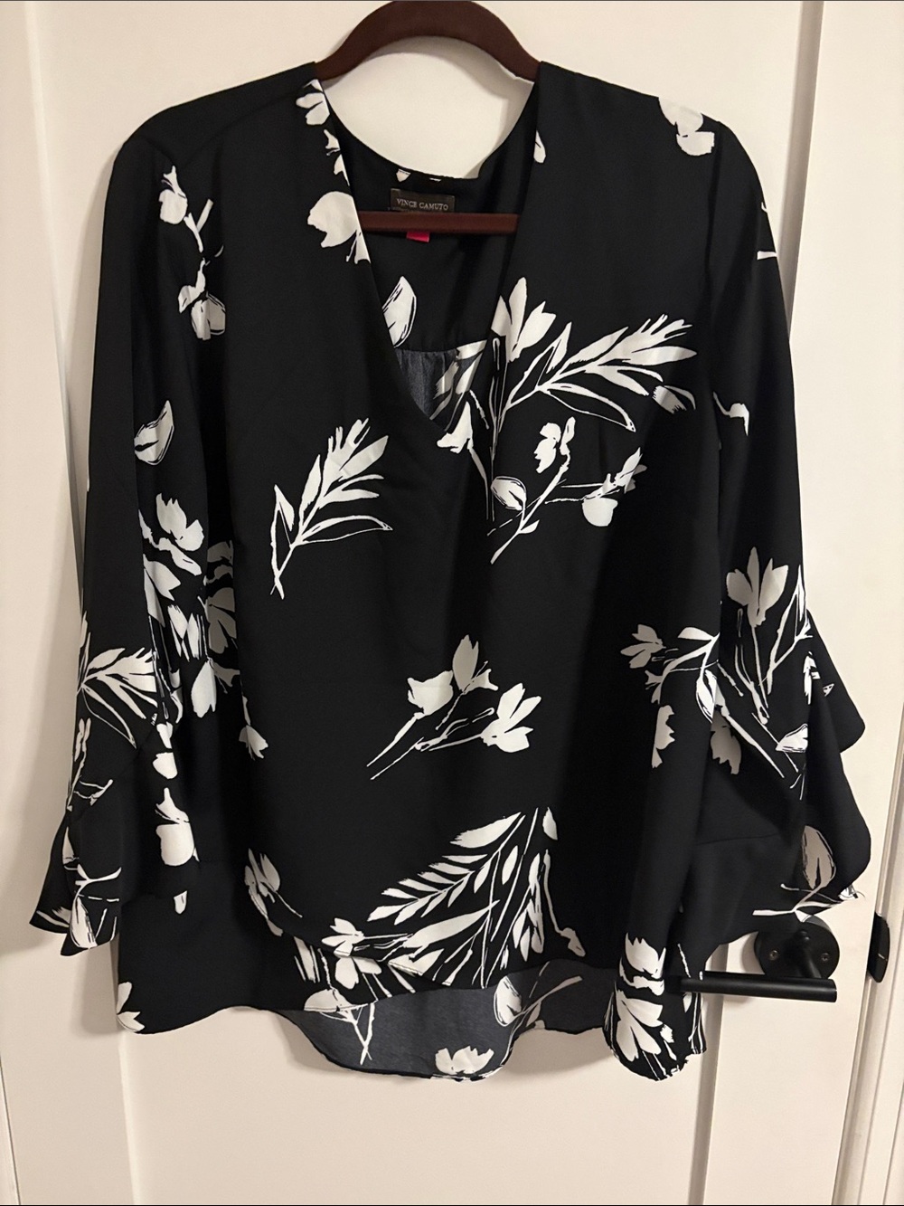 Vince Camuto Black Blouse with White Floral Print. 2X women’s plus.